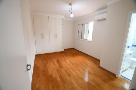 Casa de condomínio para alugar com 300m², 4 quartos e 6 vagasSuíte 3