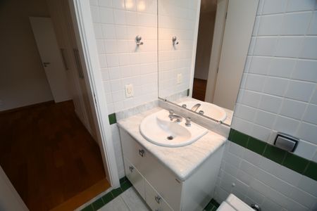 Casa de condomínio para alugar com 300m², 4 quartos e 6 vagasBanheiro da Suíte 1