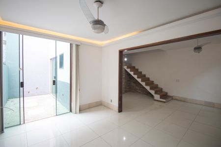 Sala de casa de condomínio para alugar com 2 quartos, 170m² em Colubandê, São Gonçalo