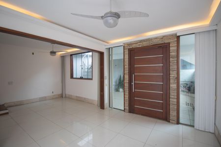 Sala de casa de condomínio para alugar com 2 quartos, 170m² em Colubandê, São Gonçalo
