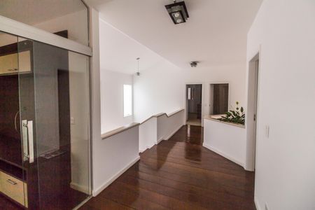 Casa de condomínio para alugar com 340m², 4 quartos e 2 vagasCorredor