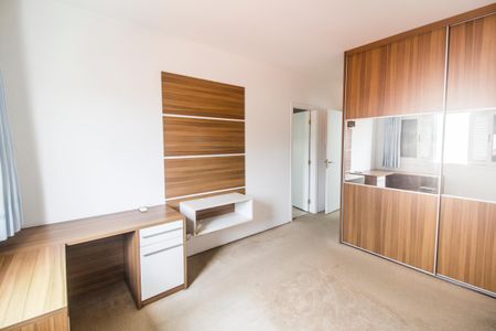 Casa de condomínio para alugar com 340m², 4 quartos e 2 vagasQuarto