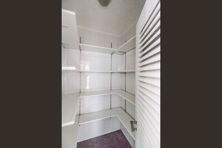 Casa de condomínio para alugar com 340m², 4 quartos e 2 vagasDespensa