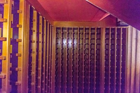 Casa de condomínio para alugar com 340m², 4 quartos e 2 vagasAdega