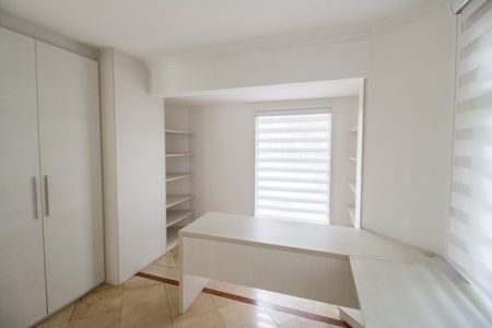 Casa de condomínio para alugar com 340m², 4 quartos e 2 vagasEscritório