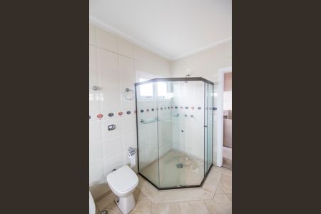 Casa de condomínio para alugar com 340m², 4 quartos e 2 vagasBanheiro da Suíte 1