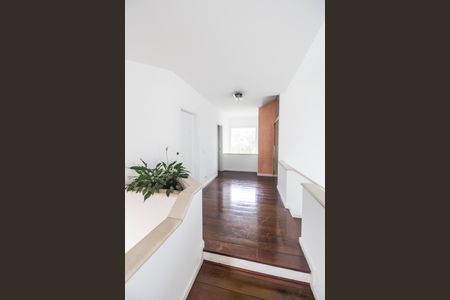 Casa de condomínio para alugar com 340m², 4 quartos e 2 vagasCorredor