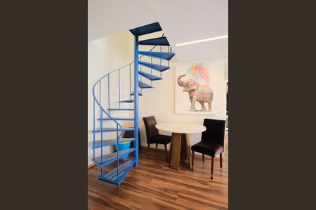 Apartamento à venda com 126m², 2 quartos e 2 vagasEscada