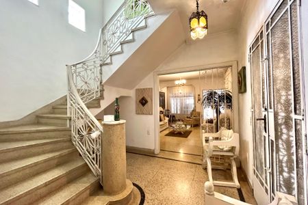 Casa à venda com 358m², 5 quartos e 4 vagas Casa à venda com 358m², 5 quartos e 4 vagasCorredor