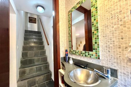 Casa à venda com 358m², 5 quartos e 4 vagas Casa à venda com 358m², 5 quartos e 4 vagasLavabo -Casa 2