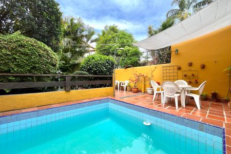 Casa à venda com 358m², 5 quartos e 4 vagas Casa à venda com 358m², 5 quartos e 4 vagasPiscina