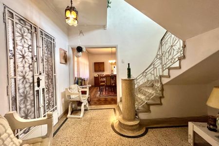 Casa à venda com 358m², 5 quartos e 4 vagas Casa à venda com 358m², 5 quartos e 4 vagasCorredor