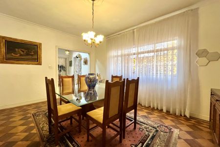 Casa à venda com 358m², 5 quartos e 4 vagas Casa à venda com 358m², 5 quartos e 4 vagasCopa