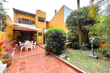 Casa à venda com 358m², 5 quartos e 4 vagas Casa à venda com 358m², 5 quartos e 4 vagasÁrea externa