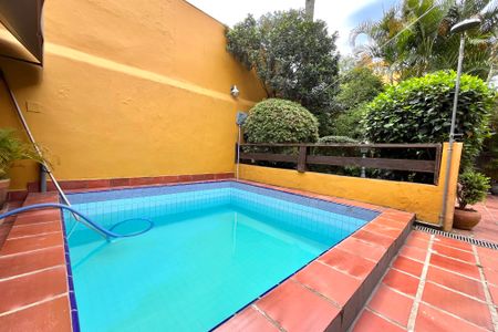 Casa à venda com 358m², 5 quartos e 4 vagas Casa à venda com 358m², 5 quartos e 4 vagasPiscina