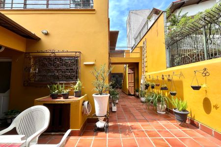 Casa à venda com 358m², 5 quartos e 4 vagas Casa à venda com 358m², 5 quartos e 4 vagasÁrea externa