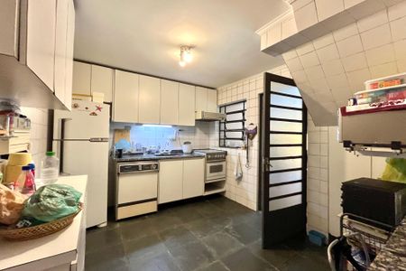 Casa à venda com 358m², 5 quartos e 4 vagas Casa à venda com 358m², 5 quartos e 4 vagasSala -Casa 2