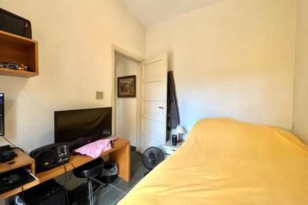 Casa à venda com 358m², 5 quartos e 4 vagas Casa à venda com 358m², 5 quartos e 4 vagasQuarto 1-Casa 2