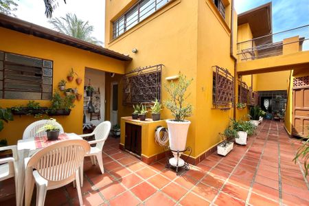Casa à venda com 358m², 5 quartos e 4 vagas Casa à venda com 358m², 5 quartos e 4 vagasÁrea externa