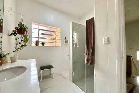 Casa à venda com 358m², 5 quartos e 4 vagas Casa à venda com 358m², 5 quartos e 4 vagasBanheiro 1