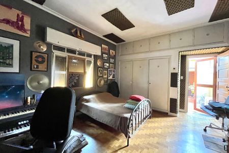 Casa à venda com 358m², 5 quartos e 4 vagas Casa à venda com 358m², 5 quartos e 4 vagasQuarto 3