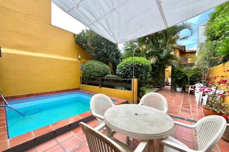 Casa à venda com 358m², 5 quartos e 4 vagas Casa à venda com 358m², 5 quartos e 4 vagasÁrea externa