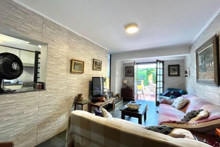 Casa à venda com 358m², 5 quartos e 4 vagas Casa à venda com 358m², 5 quartos e 4 vagasSala -Casa 2