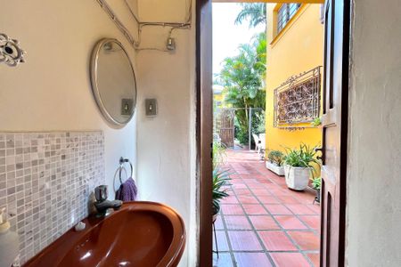 Casa à venda com 358m², 5 quartos e 4 vagas Casa à venda com 358m², 5 quartos e 4 vagasLavabo 2