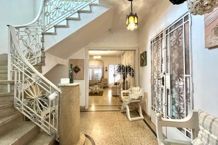 Casa à venda com 358m², 5 quartos e 4 vagas Casa à venda com 358m², 5 quartos e 4 vagasCorredor