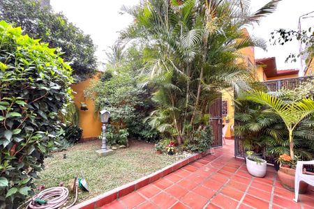 Casa à venda com 358m², 5 quartos e 4 vagas Casa à venda com 358m², 5 quartos e 4 vagasÁrea externa