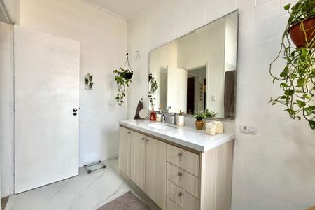 Casa à venda com 358m², 5 quartos e 4 vagas Casa à venda com 358m², 5 quartos e 4 vagasBanheiro 1