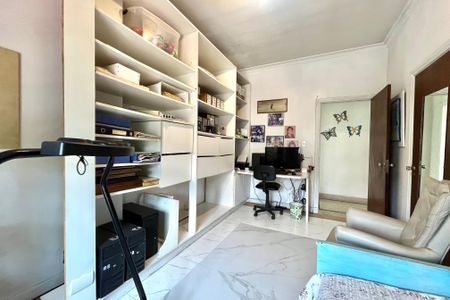 Casa à venda com 358m², 5 quartos e 4 vagas Casa à venda com 358m², 5 quartos e 4 vagasQuarto 2