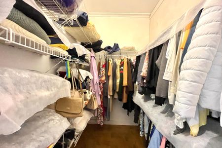 Casa à venda com 358m², 5 quartos e 4 vagas Casa à venda com 358m², 5 quartos e 4 vagasCloset do Quarto 1