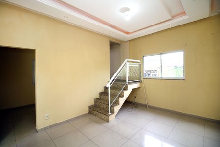 Sala de casa à venda com 5 quartos, 150m² em Brás de Pina, Rio de Janeiro