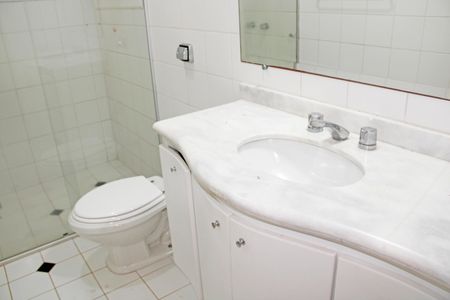 Casa de condomínio para alugar com 250m², 3 quartos e 2 vagasBanheiro 