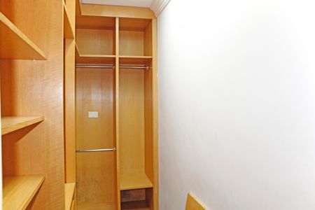 Casa de condomínio para alugar com 250m², 3 quartos e 2 vagasCloset