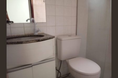 Banheiro de apartamento à venda com 2 quartos, 55m² em Sagrada Família, Belo Horizonte