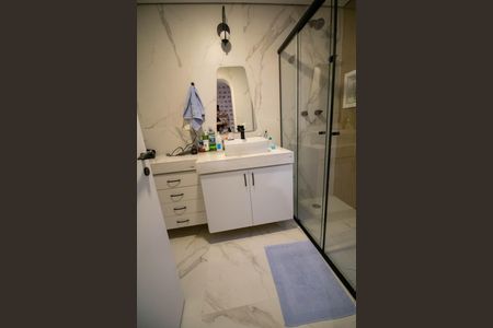 Apartamento à venda com 280m², 4 quartos e 4 vagas Apartamento à venda com 280m², 4 quartos e 4 vagasBanheiro da Suíte 2