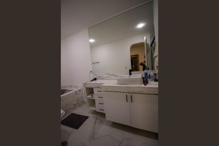 Apartamento à venda com 280m², 4 quartos e 4 vagas Apartamento à venda com 280m², 4 quartos e 4 vagasBanheiro da Suíte 4