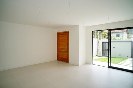Sala de casa à venda com 4 quartos, 162m² em Piratininga, Niterói