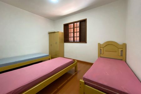 Casa à venda com 500m², 6 quartos e 3 vagas Casa à venda com 500m², 6 quartos e 3 vagasQuarto 2