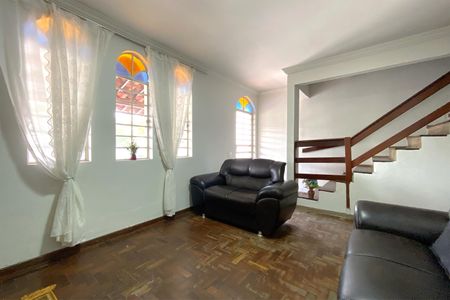 Casa à venda com 500m², 6 quartos e 3 vagas Casa à venda com 500m², 6 quartos e 3 vagasSala