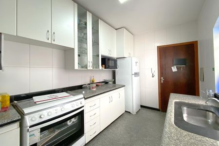 Casa à venda com 500m², 6 quartos e 3 vagas Casa à venda com 500m², 6 quartos e 3 vagasCozinha