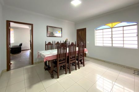 Casa à venda com 500m², 6 quartos e 3 vagas Casa à venda com 500m², 6 quartos e 3 vagasSala de Jantar