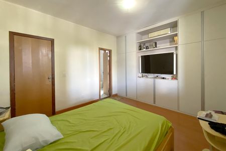 Casa à venda com 500m², 6 quartos e 3 vagas Casa à venda com 500m², 6 quartos e 3 vagasSuíte 1