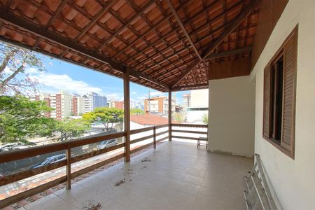 Casa à venda com 500m², 6 quartos e 3 vagas Casa à venda com 500m², 6 quartos e 3 vagasVaranda