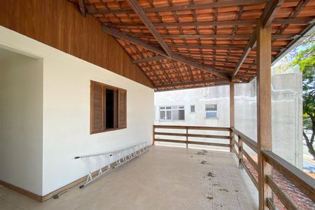 Casa à venda com 500m², 6 quartos e 3 vagas Casa à venda com 500m², 6 quartos e 3 vagasVaranda