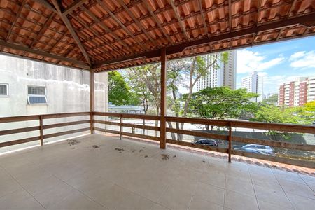 Casa à venda com 500m², 6 quartos e 3 vagas Casa à venda com 500m², 6 quartos e 3 vagasVaranda