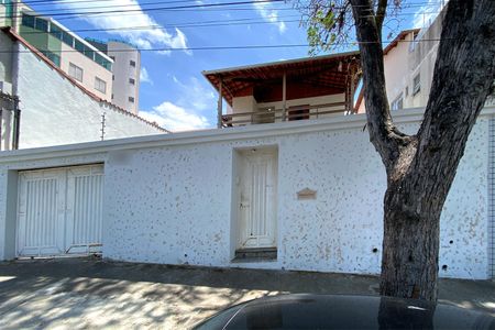 Casa à venda com 500m², 6 quartos e 3 vagas Casa à venda com 500m², 6 quartos e 3 vagasFachada