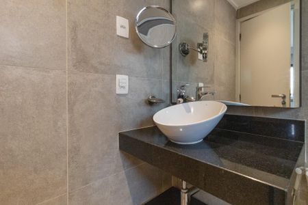Banheiro Social de kitnet/studio para alugar com 1 quarto, 32m² em Itaim Bibi, São Paulo